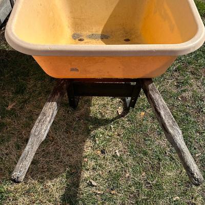 LOT 4S: True Temper Wheelbarrow