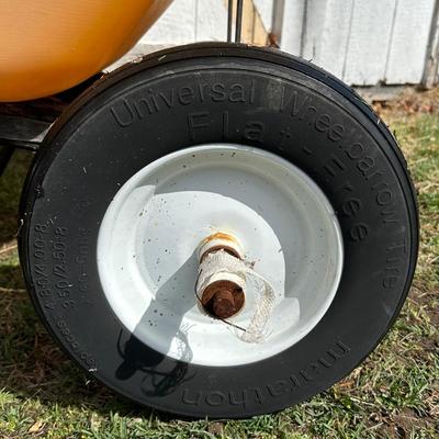 LOT 4S: True Temper Wheelbarrow