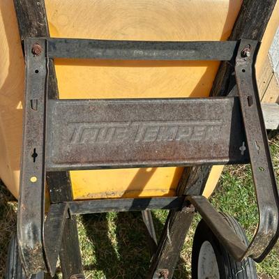 LOT 4S: True Temper Wheelbarrow