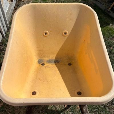 LOT 4S: True Temper Wheelbarrow