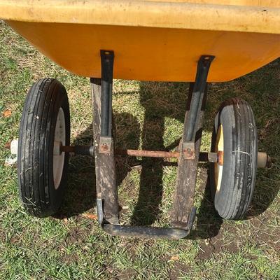 LOT 4S: True Temper Wheelbarrow