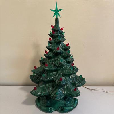 LOT 19K: Vintage Atlantic Mold 16” Ceramic Christmas Tree