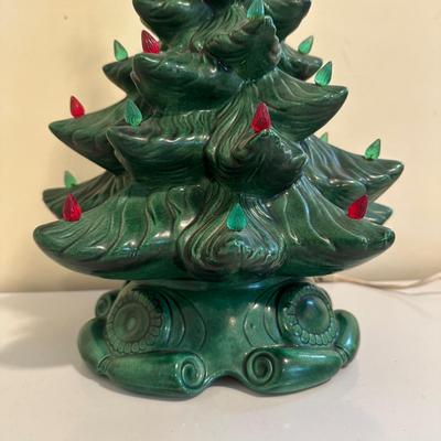 LOT 19K: Vintage Atlantic Mold 16” Ceramic Christmas Tree