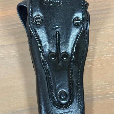 LOT 123Y: Leather Gun & Speedloader Holsters