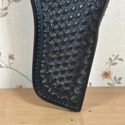 LOT 123Y: Leather Gun & Speedloader Holsters