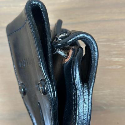 LOT 123Y: Leather Gun & Speedloader Holsters