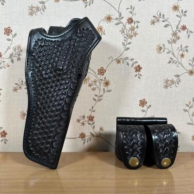 LOT 123Y: Leather Gun & Speedloader Holsters