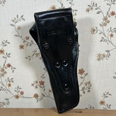 LOT 123Y: Leather Gun & Speedloader Holsters