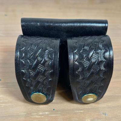 LOT 123Y: Leather Gun & Speedloader Holsters