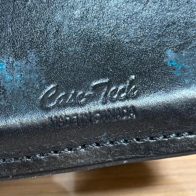 LOT 123Y: Leather Gun & Speedloader Holsters