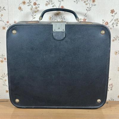 LOT 124Y: Vintage Royal Parade Blue Portable Typewriter