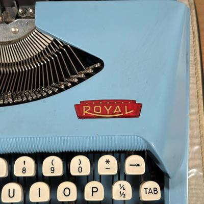 LOT 124Y: Vintage Royal Parade Blue Portable Typewriter