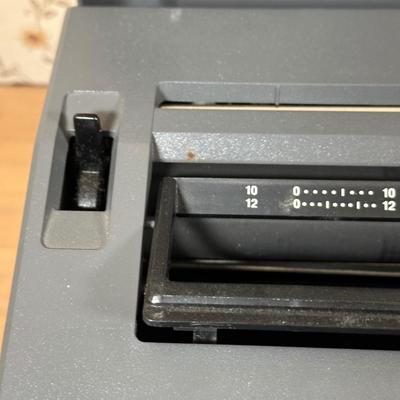 LOT 125Y: Smith Corona Deville 80 Typewriter