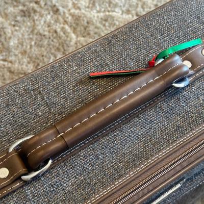 LOT 129Z: Vintage Jordache 5 Piece Luggage Set