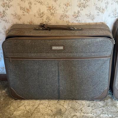 LOT 129Z: Vintage Jordache 5 Piece Luggage Set