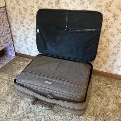 LOT 129Z: Vintage Jordache 5 Piece Luggage Set
