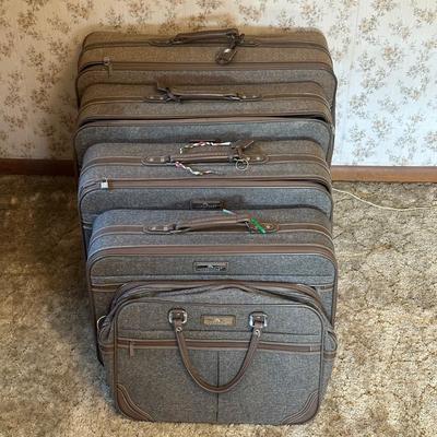 LOT 129Z: Vintage Jordache 5 Piece Luggage Set