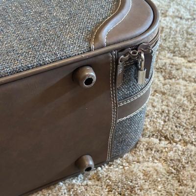 LOT 129Z: Vintage Jordache 5 Piece Luggage Set