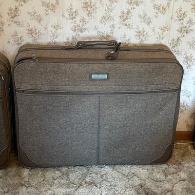 LOT 129Z: Vintage Jordache 5 Piece Luggage Set