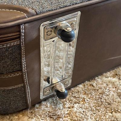 LOT 129Z: Vintage Jordache 5 Piece Luggage Set