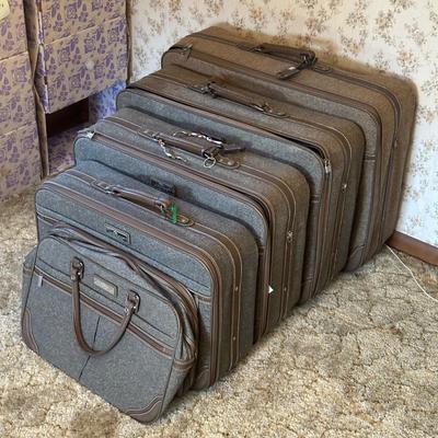 LOT 129Z: Vintage Jordache 5 Piece Luggage Set