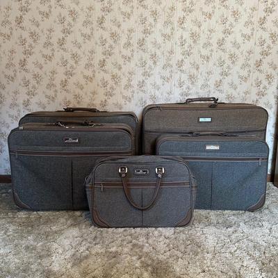 LOT 129Z: Vintage Jordache 5 Piece Luggage Set