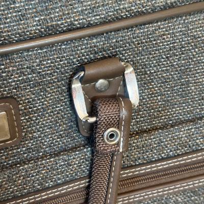 LOT 129Z: Vintage Jordache 5 Piece Luggage Set