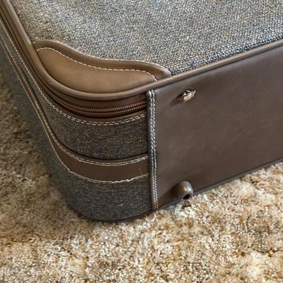 LOT 129Z: Vintage Jordache 5 Piece Luggage Set