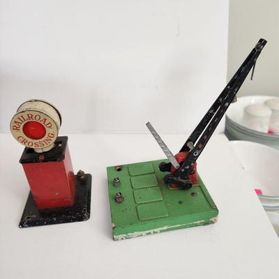Lionel Automatic Crossing Gate & Railroad Crossing Light