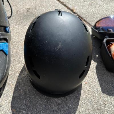 SALOMON 650 SKI BOOTS, ADULT HELMET AND NATIVE SKI GOGGLES