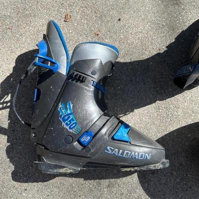 SALOMON 650 SKI BOOTS, ADULT HELMET AND NATIVE SKI GOGGLES