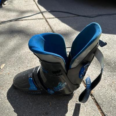 SALOMON 650 SKI BOOTS, ADULT HELMET AND NATIVE SKI GOGGLES