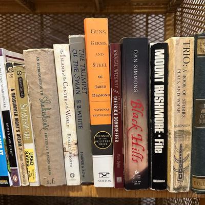 AN ASSORTMENT OF BOOKS (5)