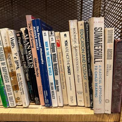 AN ASSORTMENT OF BOOKS (5)