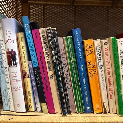 AN ASSORTMENT OF BOOKS (5)