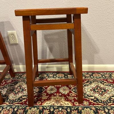 HALL RUNNER RUG, 2 STOOLS AND A TABLE LAMP