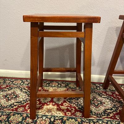 HALL RUNNER RUG, 2 STOOLS AND A TABLE LAMP