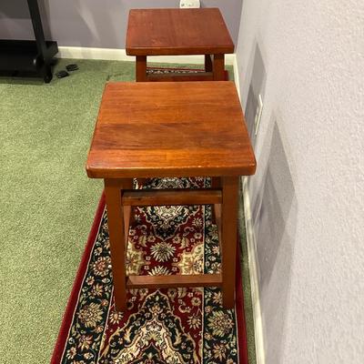 HALL RUNNER RUG, 2 STOOLS AND A TABLE LAMP