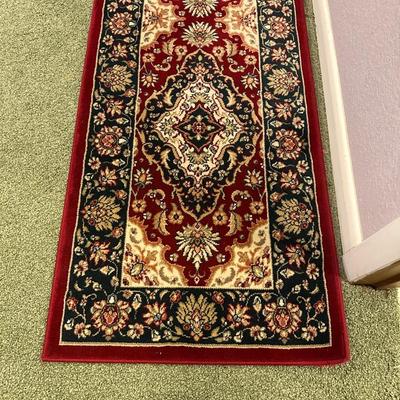 HALL RUNNER RUG, 2 STOOLS AND A TABLE LAMP