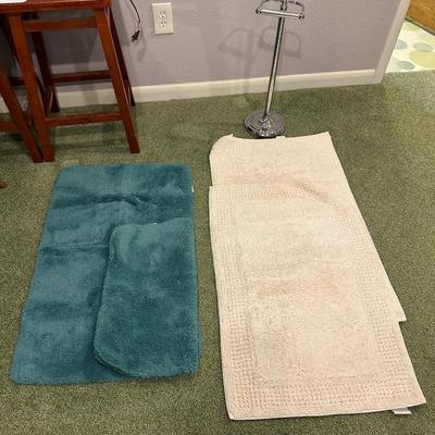 BATHROOM RUGS AND TOILET PAPER HOLDER