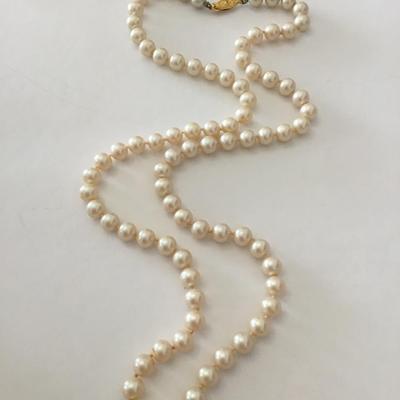 Elegant vintage faux pearl necklace