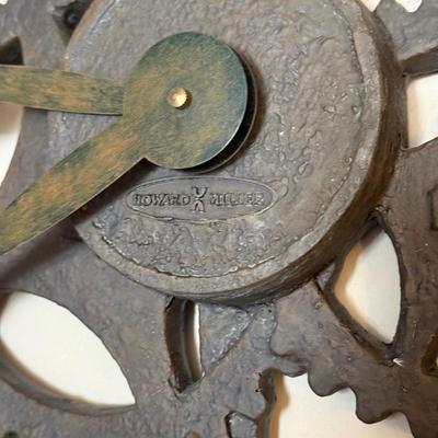 LOT 20L: Howard Miller Allenton Polyresin Gear Wall Clock