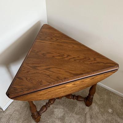 LOT 22L: Pennsylvania House Triangle Drop Leaf Table