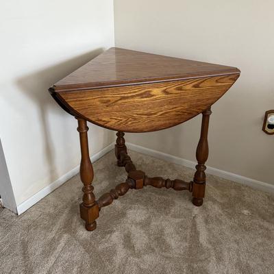 LOT 22L: Pennsylvania House Triangle Drop Leaf Table