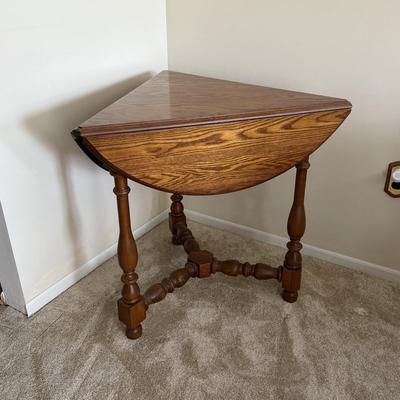 LOT 22L: Pennsylvania House Triangle Drop Leaf Table