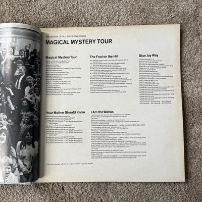 LOT 23L: Vintage 1967 The Beatles Magical Mystery Tour Vinyl Record w/ Color Photo Book
