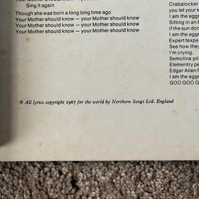 LOT 23L: Vintage 1967 The Beatles Magical Mystery Tour Vinyl Record w/ Color Photo Book