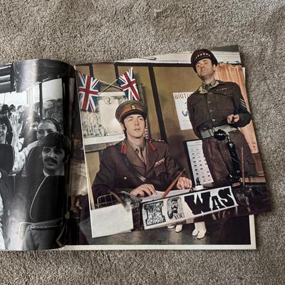 LOT 23L: Vintage 1967 The Beatles Magical Mystery Tour Vinyl Record w/ Color Photo Book