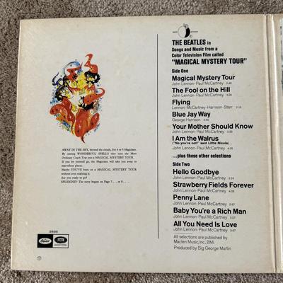 LOT 23L: Vintage 1967 The Beatles Magical Mystery Tour Vinyl Record w/ Color Photo Book
