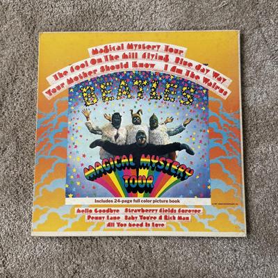 LOT 23L: Vintage 1967 The Beatles Magical Mystery Tour Vinyl Record w/ Color Photo Book